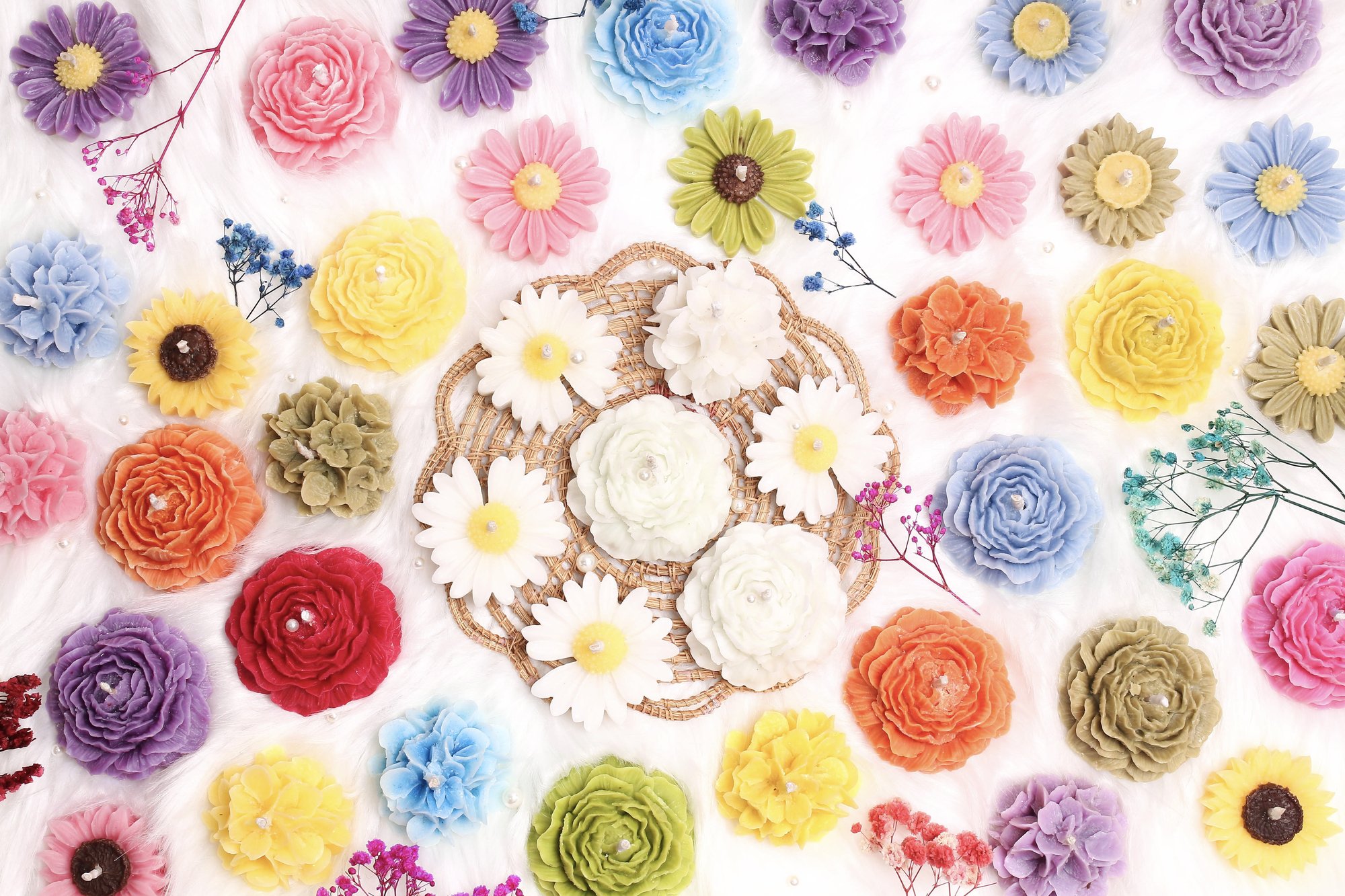 Serie di fiori ricamati su tela colorata